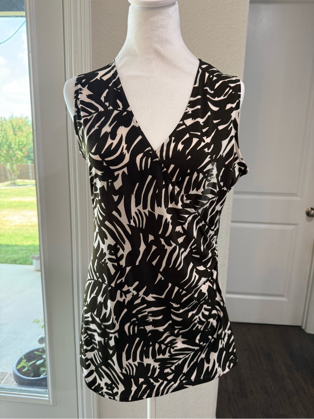 Jones New York Black and White V-Neck Sleeveless Wrap-Style Camisole size M
